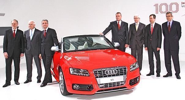 Der Audi Vorstand bei der Jahrespressekonferenz. V.l. Frank Dreves (Produktion), Michael Dick (techn. Entwicklung), Rupert Stadler (Vorsitzender), Ulf Berkenhagen (Einkauf), Dr. Wernder Widuckel (Personal u. Sozialwesen), Axel Strobeck (Finanzen u. Organi